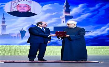 الرئيس السيسي يمنح عددًا من علماء الأزهر ووزارة الأوقاف وسام العلوم والفنون من الطبقة الأولى| صور