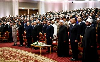 الرئيس السيسي يستمع للسلام الوطني في ختام احتفالية الأوقاف بالمولد النبوي