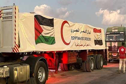 استمرار تدفق المساعدات إلى غزة وسط تحديات ميدانية ووعود بإعادة الإعمار
