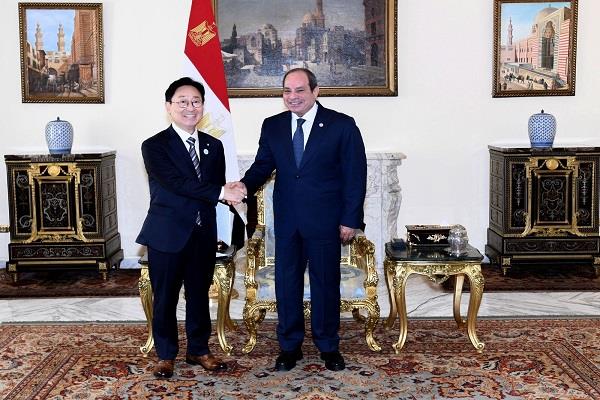 الرئيس السيسي يؤكد للمبعوث الخاص لرئيس كوريا الجنوبية تطلعه لتعزيز الشراكة بين البلدين
