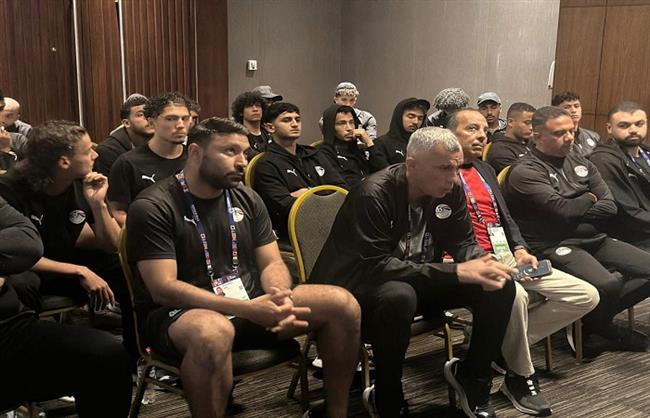 سفير مصر يحفز لاعبي المنتخب الوطنى للشياب قبل مواجهة نيوزيلندا بكأس العالم 