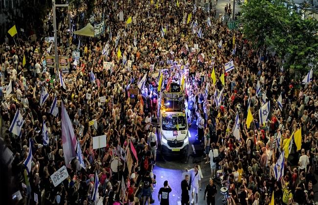 متظاهرون يغلقون طريقا رئيسيا في تل أبيب لمطالبة نتنياهو بتنفيذ خطة ترامب حول غزة