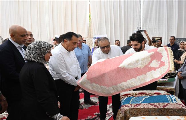 رئيس الوزراء يتفقد معرض صناعات الحرف اليدوية والتراثية بقرية شمّا بأشمون