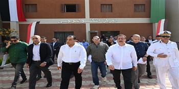 رئيس الوزراء يتفقد مجمع خدمات المواطنين بقرية شمّا بالمنوفية
