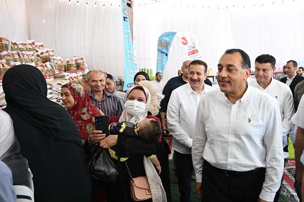 خلال جولته في المنوفية.. رئيس الوزراء يتفقد سوق اليوم الواحد للسلع الغذائية بأشمون