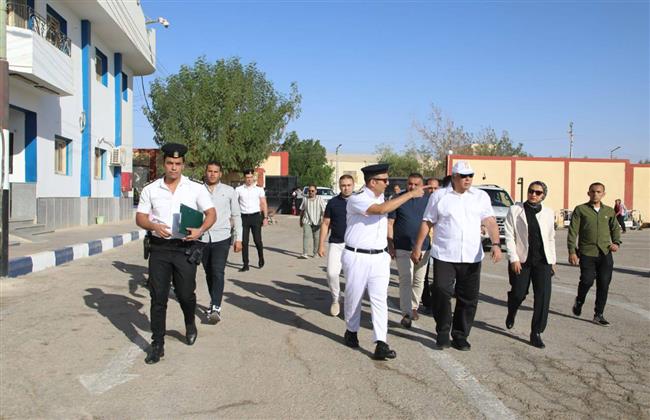 محافظ الوادي الجديد يتابع أعمال إنشاء مبنى استراحات ومخازن بإدارة مرور الخارجة 