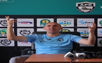 يورتشيتش غاضب من مسئولي الجيش الرواندي: "لماذا الإصرار على النجيل الصناعي"؟