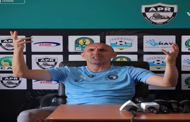 يورتشيتش غاضب من مسئولي الجيش الرواندي: "لماذا الإصرار على النجيل الصناعي"؟