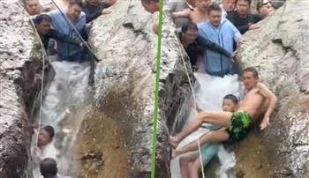 شاهد.. عملية إنقاذ لا تٌصدق لطفل عالق بين صخرتين بنهر متدفق