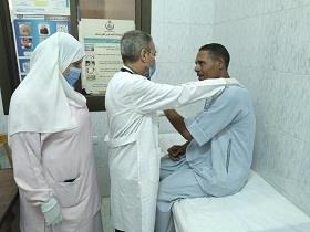 صحة المنيا: قافلة "حياة كريمة" تقدم خدماتها الطبية المجانية لـ1182 مواطنًا بقرية العور