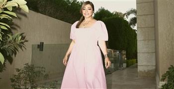 ليلى علوي بفستان وردي أنيق