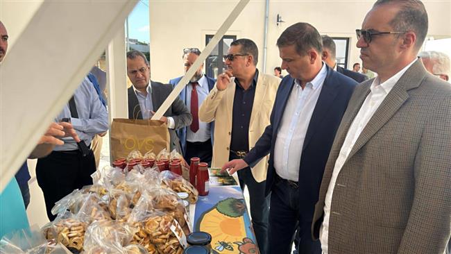وزيرا الزراعة والشؤون النيابية يتفقدان أحد النماذج التعاونية المنتجة بجنوب إيطاليا
