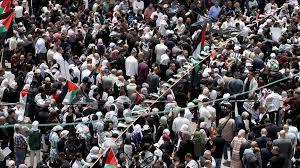 آلاف الفلسطينيين يغادرون خيامهم في محيط برج مشتهى الذي هدد الاحتلال بقصفه