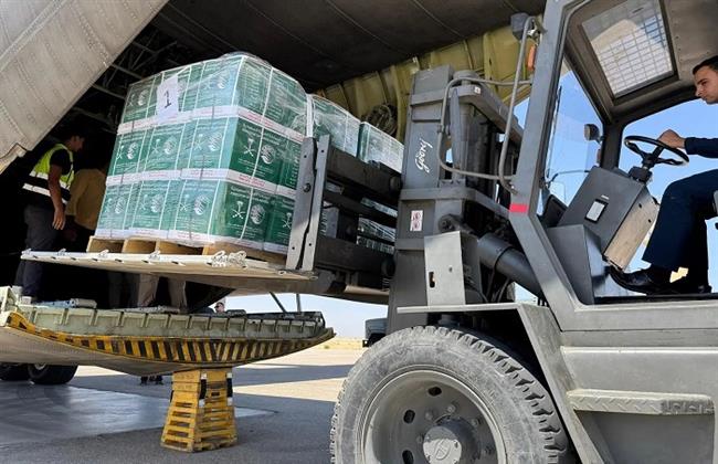 مطار العريش الدولي يستقبل الطائرة السعودية الـ61 لإغاثة الشعب الفلسطيني في غزة