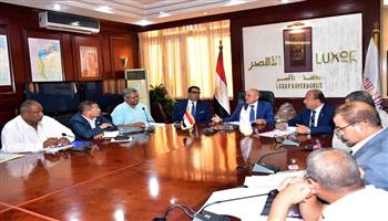 محافظ الاقصر يبحث احتياجات المدن ضمن الخطة الاستثمارية للعام الحالي