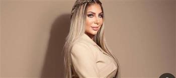 وصول سارة خليفة وشركائها إلى المحكمة لنظر أولى جلسات محاكمتهم في قضية تصنيع المخدرات