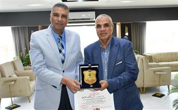 محافظ أسوان يكرم وكيل مديرية الإسكان لبلوغه السن القانونية للتقاعد  