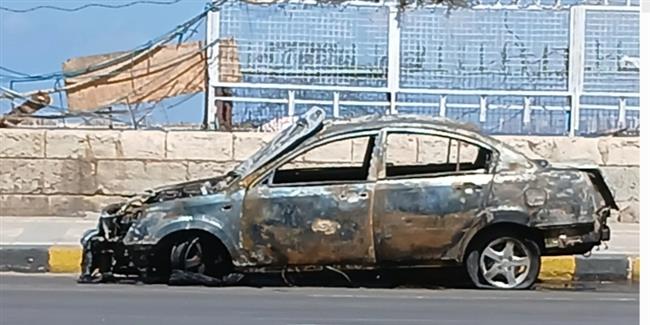 ماس كهربائي داخل المحرك وراء تفحم سيارة بكورنيش الجمرك في الإسكندرية