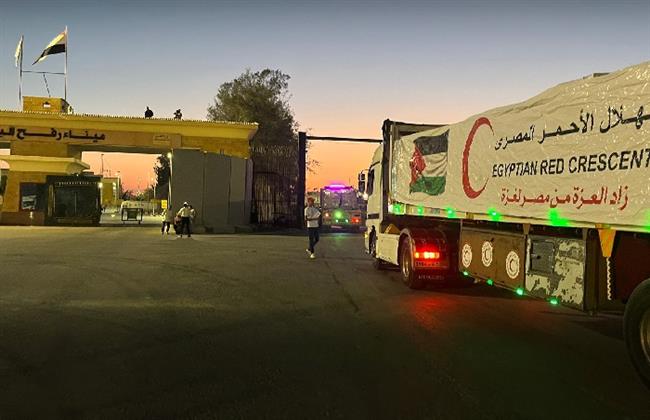 استئناف دخول المساعدات الإنسانية إلى الفلسطينيين بقطاع غزة