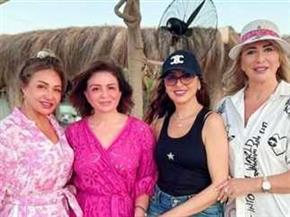 أنا محظوظة بأصدقائي.. إلهام شاهين تشارك جمهورها لحظات خاصة في الساحل مع أنغام وليلى علوي