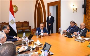 وزير الخارجية يجتمع مع قيادات الوزارة لمتابعة تطوير العمل والأداء المؤسسي