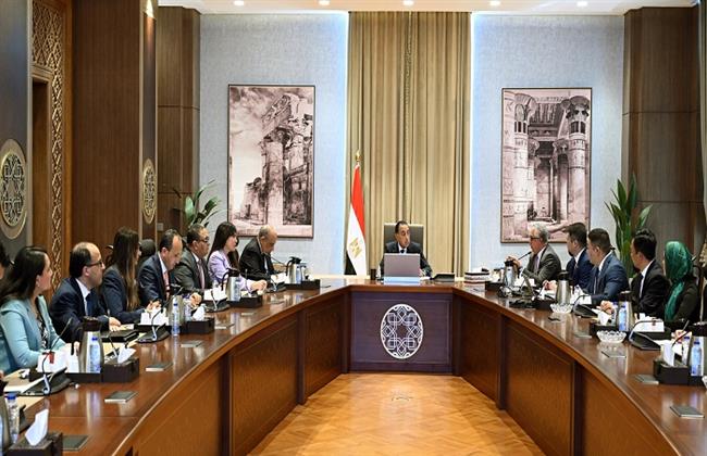 رئيس الوزراء يلتقي مسؤولي شركة صينية متخصصة في إنتاج مكونات الطاقة المتجددة