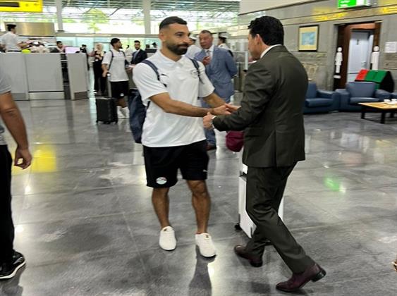 قبل مواجهة بوركينا فاسو.. وزير الرياضة يودع المنتخب بمطار القاهرة| صور