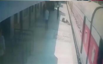 ناظر محطة طما ينقذ راكبًا من السقوط أسفل القطار