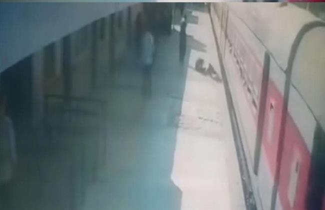 ناظر محطة طما ينقذ راكبًا من السقوط أسفل القطار