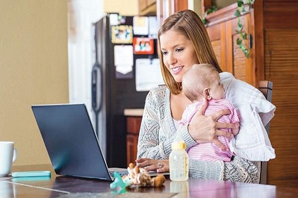  6 تضحيات تقدمها المرأة العاملة لأولادها دون ملاحظتهم 