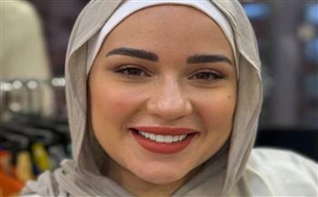 أسما شريف منير تعلن ارتداءها الحجاب