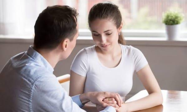 هل شريككِ يشعر بالحزن؟.. عادات بسيطة تمنحه الأمان وتعمق الثقة بينكما