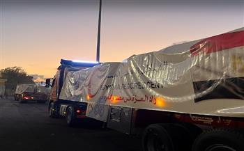 قافلة المساعدات الإنسانية الـ 32 تدخل إلى الفلسطينيين بقطاع غزة
