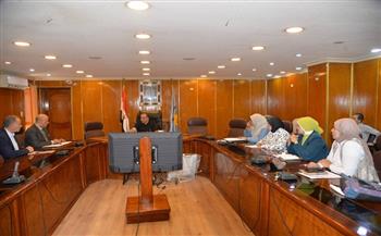 محافظ أسيوط يبحث تنفيذ مشروعات تنموية لتوفير فرص عمل للشباب ودعم الأسر الأولى بالرعاية