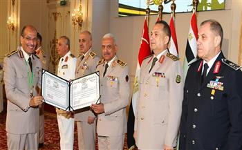 وزير الدفاع يكرم قادة أوفوا العطاء بالقوات المسلحة