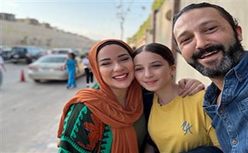 "بقلنا 12 سنة بناخد الصورة دي"..  أسما شريف منير برفقة ابنتها في أول يوم دراسة