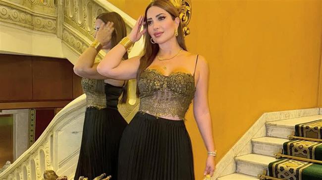نسرين طافش "أشيك وحدة" بـاطلالة ذهبية