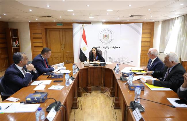 وزيرة التضامن تترأس اجتماع مجلس أمناء المؤسسة القومية لتنمية الأسرة والمجتمع