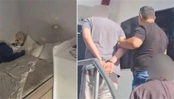 على طريقة أفلام الرعب.. أم تحتجز ابنتها 6 سنوات في غرفة مظلمة مع دمية