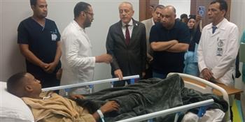 محافظ الأقصر يزور مصابي حادث انقلاب أتوبيس ويشيد بسرعة الاستجابة بالمجمع الطبي