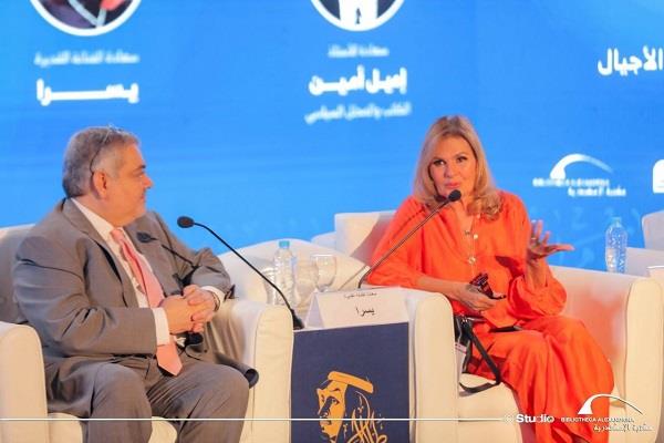يسرا في جلسة حوارية بمكتبة الإسكندرية: مسيرة الأمير طلال تستحق التسجيل في فيلم وثائقي