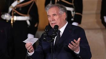 بعد حجب الثقة عن حكومته.. رئيس وزراء فرنسا بقصر الإليزيه لتقديم استقالته للرئيس ماكرون
