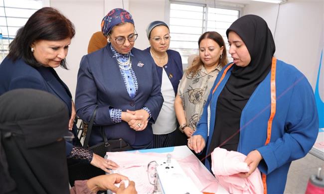 المستشارة أمل عمار تتفقد مشغل المجلس فى ابيس  بالإسكندرية 