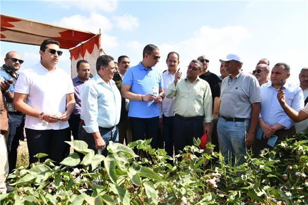 محافظ الفيوم يفتتح موسم "جني القطن" بأحد الحقول الزراعية بالتزامن مع "عيد الفلاح المصري" الـ 73