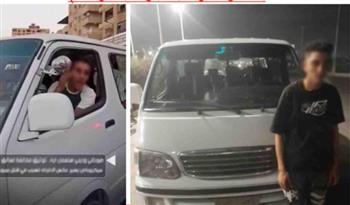 ضبط سائق ميكروباص للسير عكس الاتجاه وإعاقة حركة المرور بأحد الطرق في القاهرة