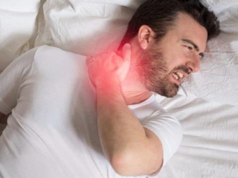 وضعية النوم تحميك من ألم الرقبة والظهر 