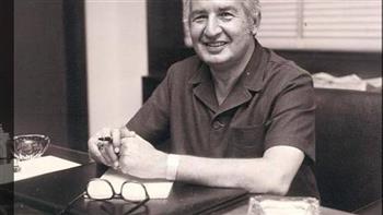  في اليوم العالمي للأسرة.. إحسان عبد القدوس والأدب الذي جعل البيت بطلًا للحكاية