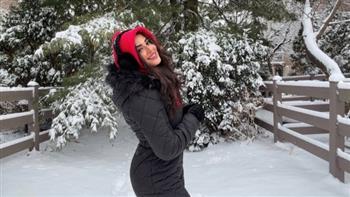 ميرنا نور الدين تتألق بإطلالة شتوية مميزة وسط الثلوج