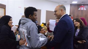 وزير العمل يُسلِّم 20 عقد عمل لذوي الهمم