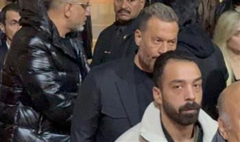 نجوم الفن يواسون هاني رمزي في عزاء والدته بكنيسة أبي سيفين